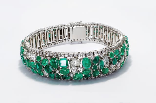 18 Karat Gold Cap Gold Tooth (Filling) 